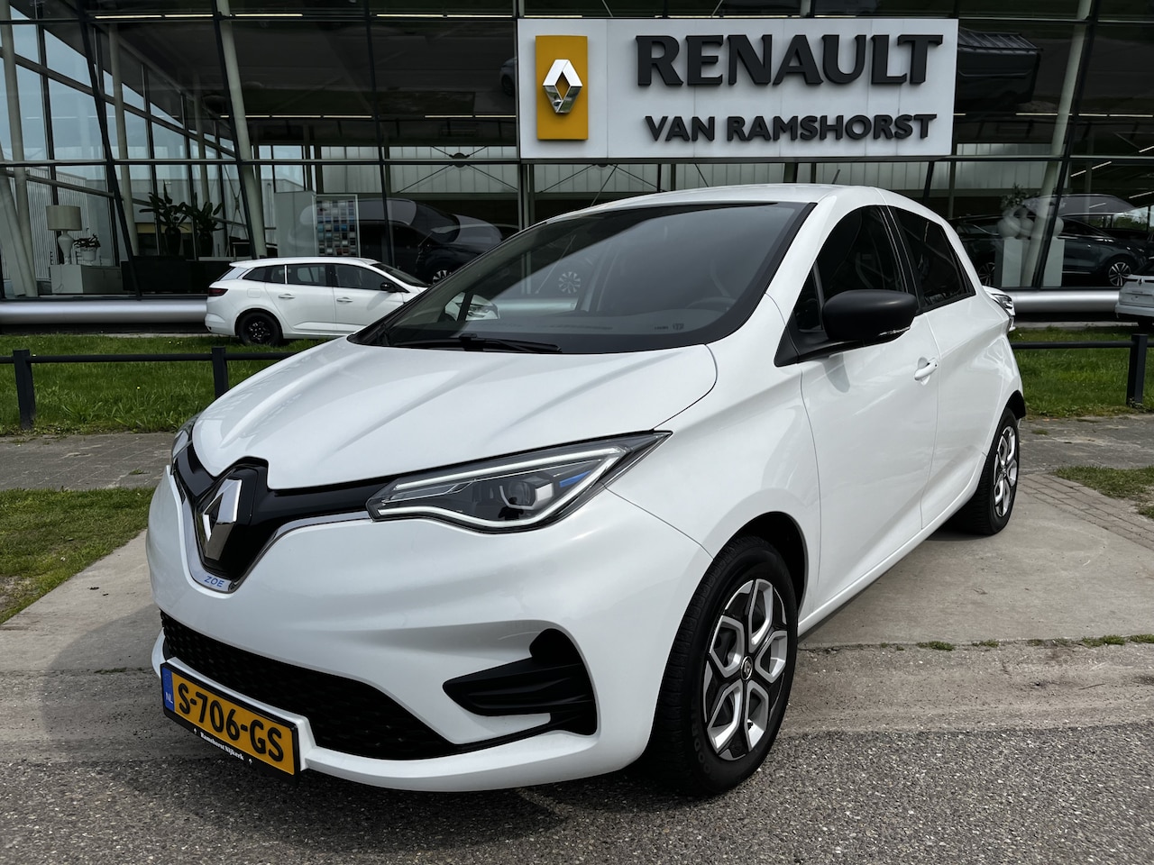 Renault Zoe - E-Tech Electric R110 Life 41 kWh (AccuHuur) / Stoelverw. / Stuurverw. / Apple Carplay - An - AutoWereld.nl