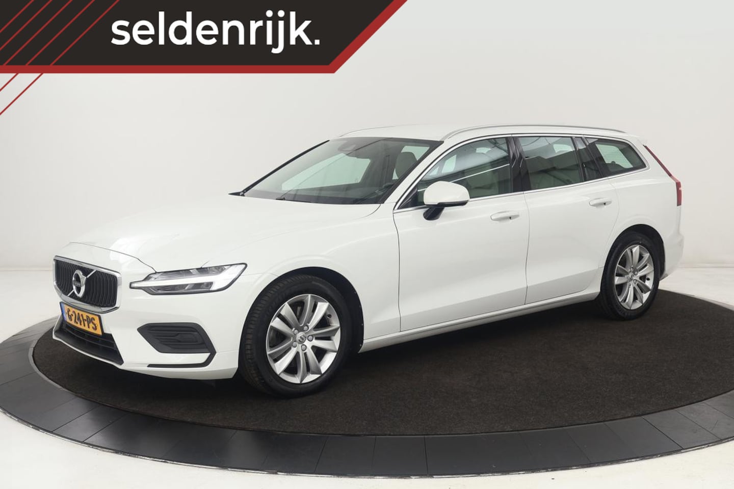 Volvo V60 - 2.0 D4 MomentPro | Leder | Trekhaak | Stoelverwarming | Adaptive cruise | Carplay | Naviga - AutoWereld.nl