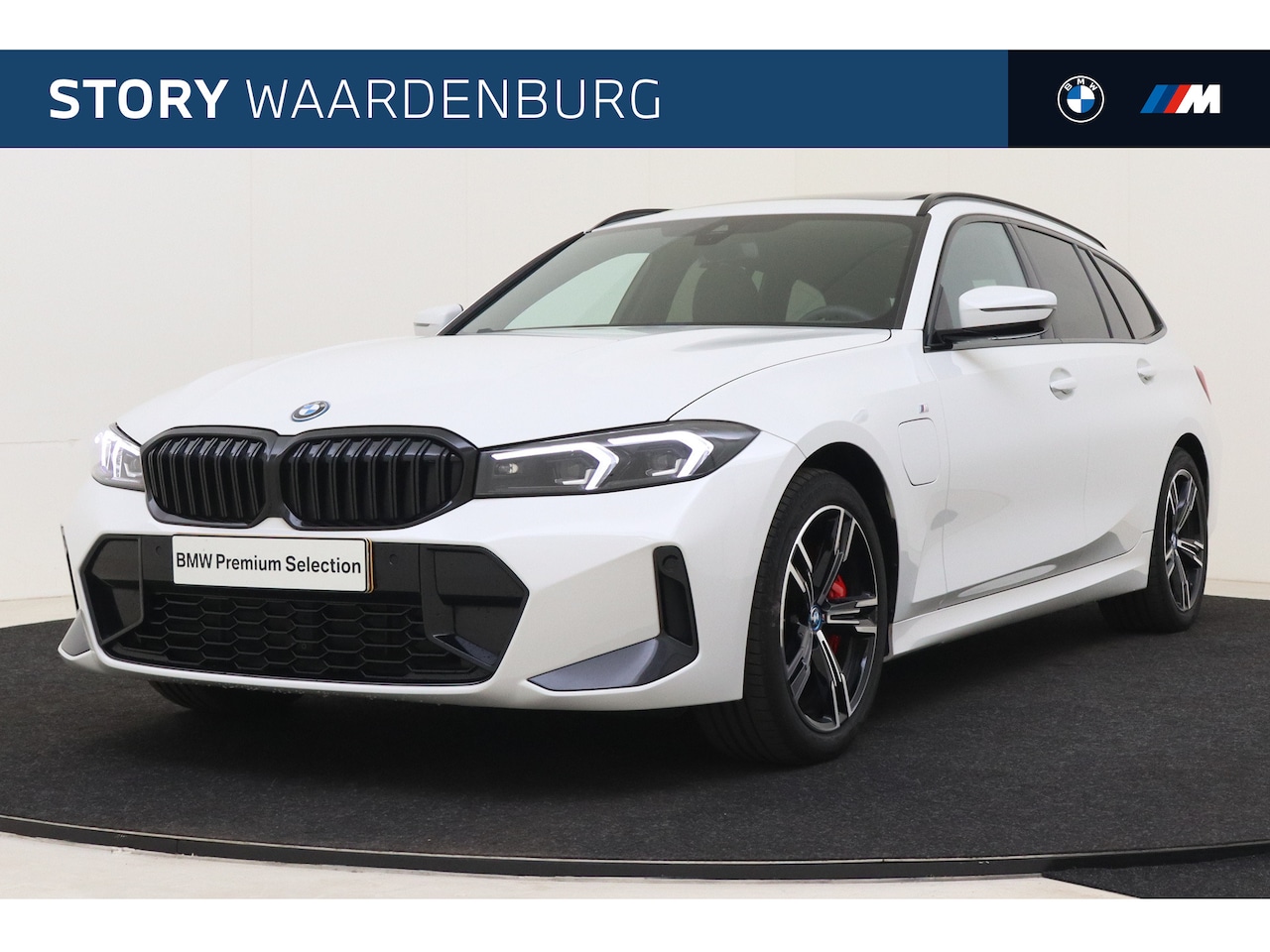 BMW 3-serie Touring - 320e M Sport Automaat / Panoramadak / Sportstoelen / Adaptieve LED / Comfort Access / Stoe - AutoWereld.nl