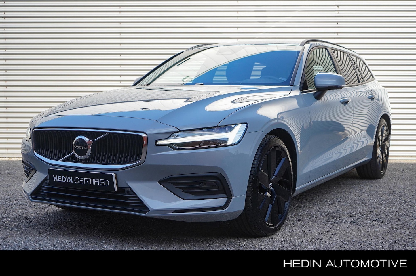 Volvo V60 - B3 Essential Edition | 19" Black edition velgen | Leder | Adaptieve Cruise | Stoel en Stuu - AutoWereld.nl