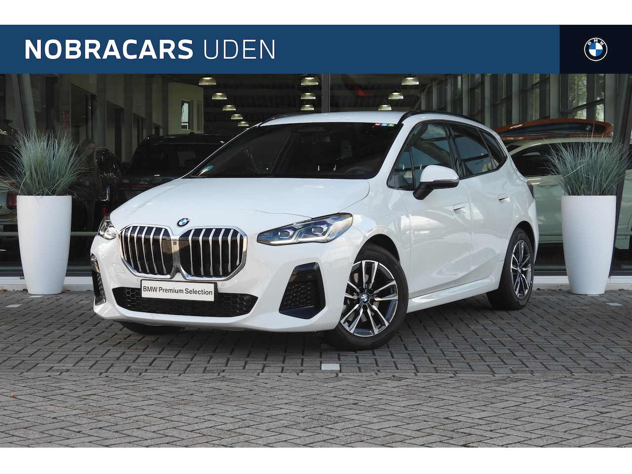 BMW 2-serie Active Tourer - 220i High Executive M Sport Automaat / Trekhaak / Sportstoelen / Stoelverwarming / Adaptie - AutoWereld.nl