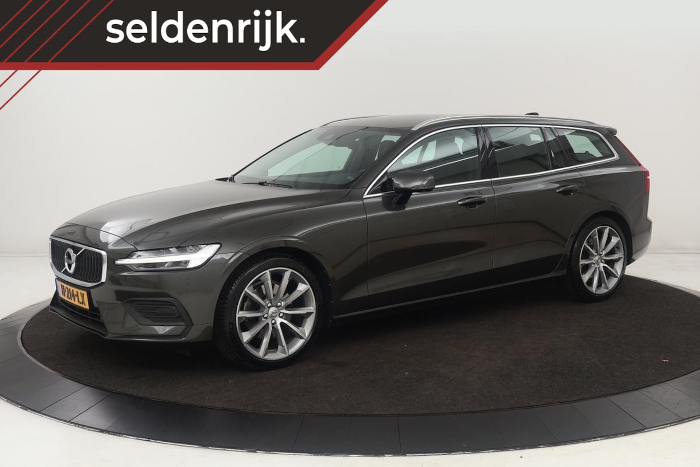 Volvo V60 - 2.0 T4 Momentum Pro | Trekhaak | Adaptive cruise | Stoelverwarming | Carplay | BLIS | Navi - AutoWereld.nl