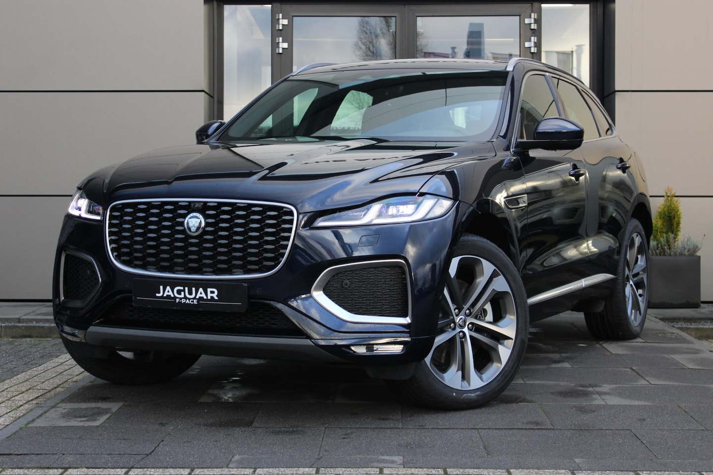 Jaguar F-Pace - P400e R-Dynamic SE 90th Anniversary Edition - AutoWereld.nl
