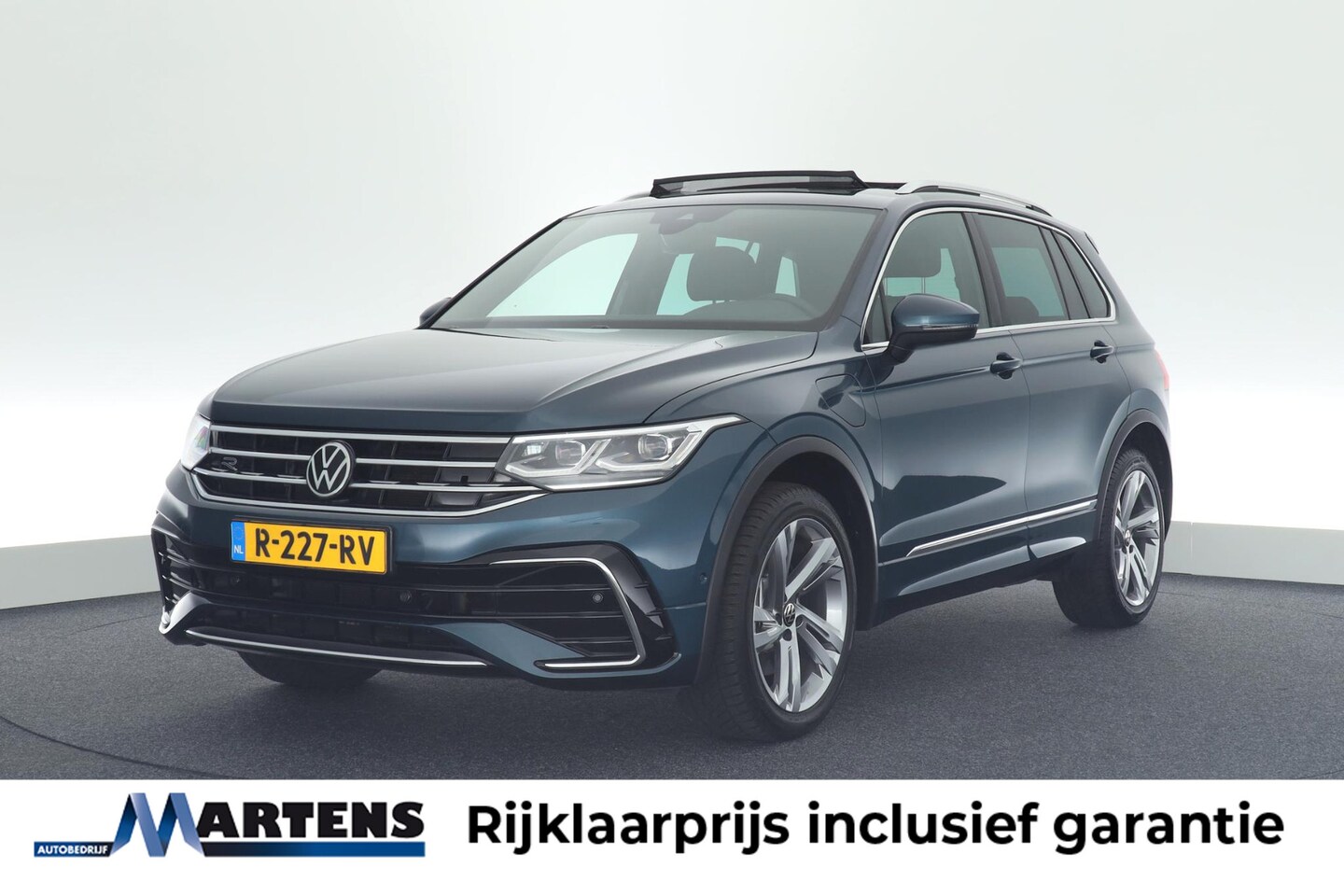 Volkswagen Tiguan - 1.4 TSI eHybrid 245pk R-Line Business + Trekhaak Stoelverwarming Keyless Panoramadak Navig - AutoWereld.nl