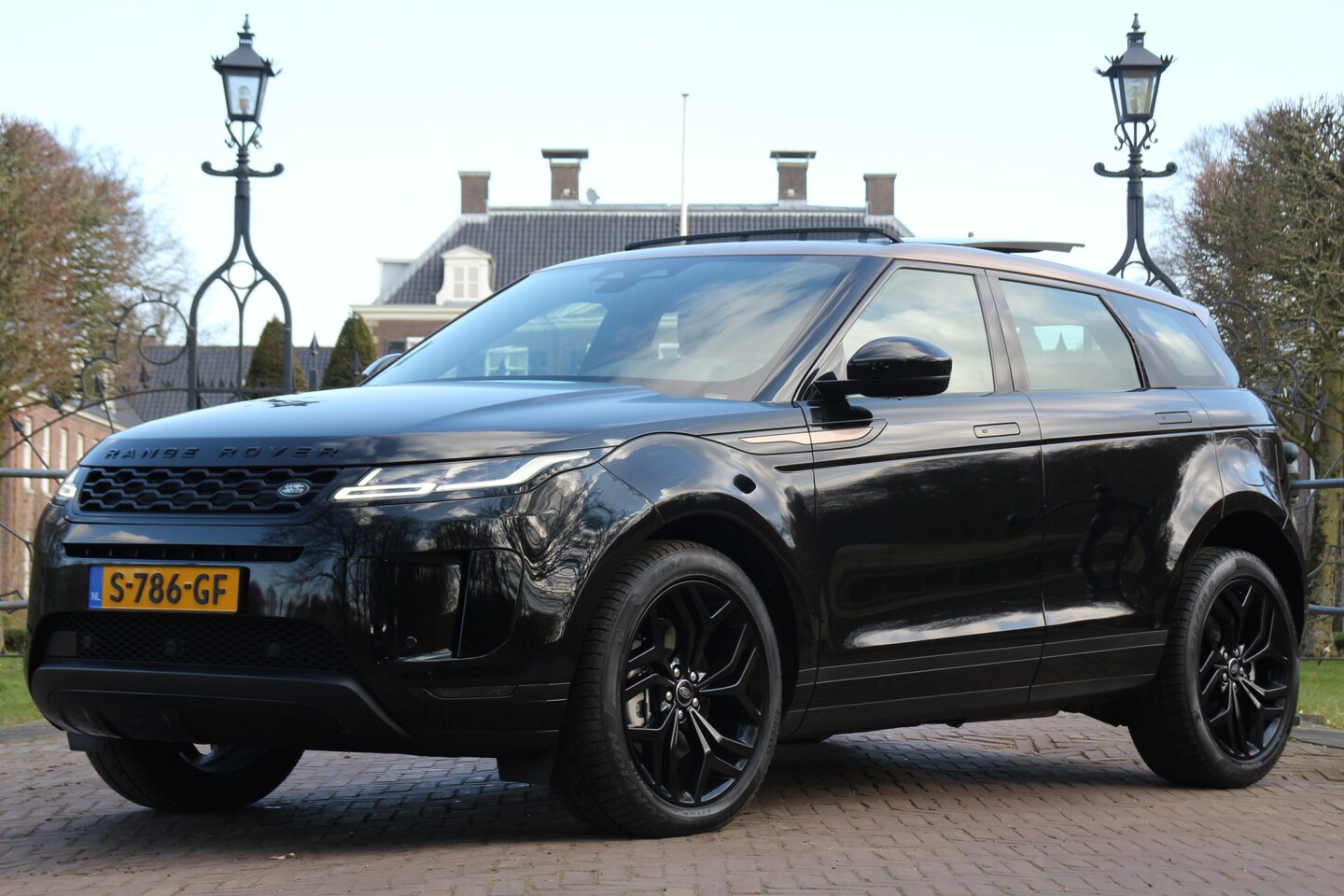 Land Rover Range Rover Evoque - P300e AWD R-DYNAMIC | PANODAK | NL-AUTO! | LEDER | WINTERPACK | 1E EIGENAAR! | PERFECTE ST - AutoWereld.nl