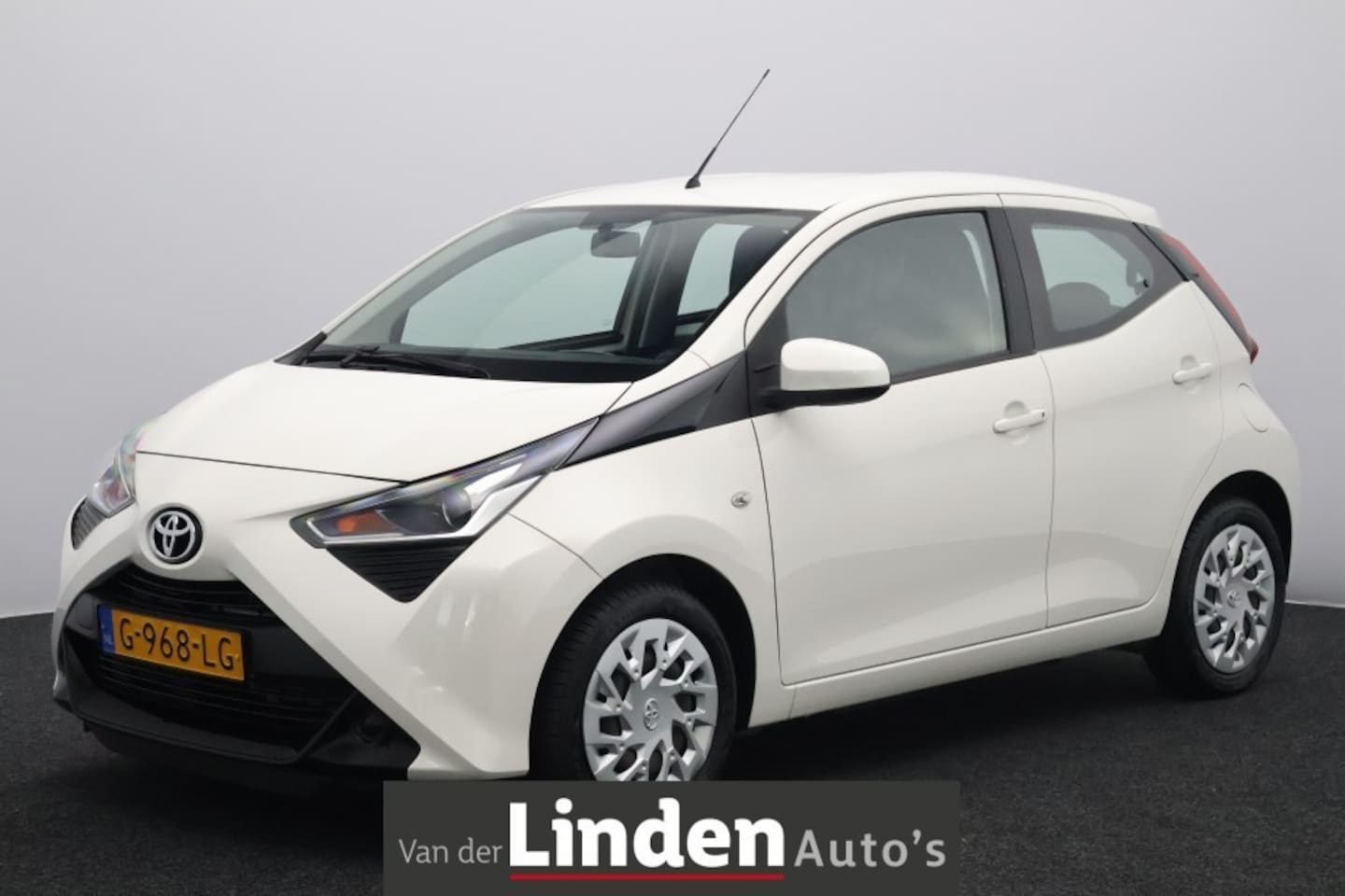 Toyota Aygo - 1.0 VVT-i x-play | Camera | Apple Carplay | Cruise Control | Navigatie - AutoWereld.nl