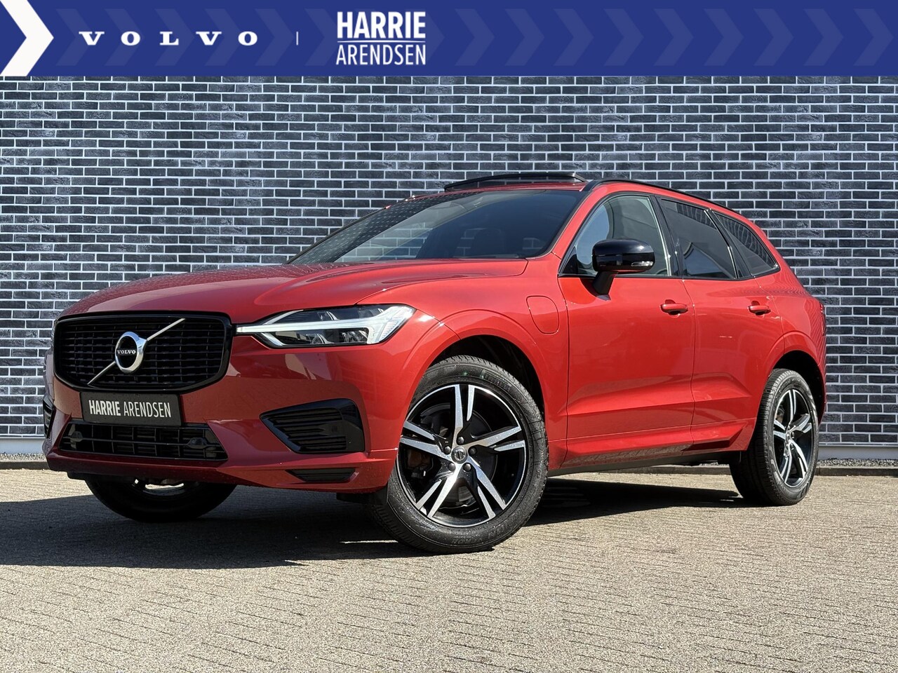 Volvo XC60 - 2.0 T8 Plug-in hybrid AWD R-Design | Achteruitrijcamera | Verwarmd stuurwiel | Verwarmbare - AutoWereld.nl