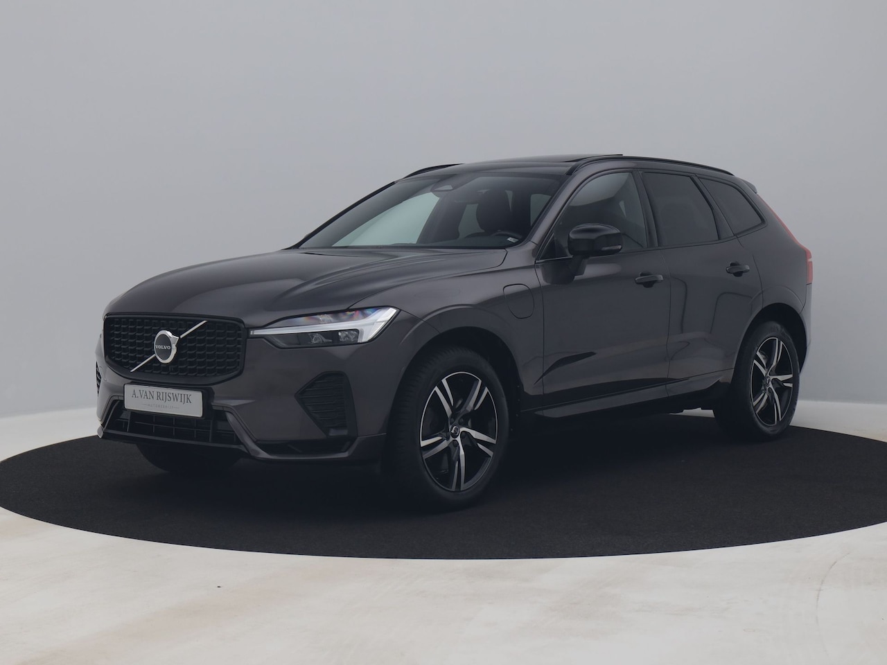 Volvo XC60 - 2.0 T6 Plug-in hybrid AWD R-Design | PANO | ADAPTIVE | STOEL- EN STUURVERW. - AutoWereld.nl