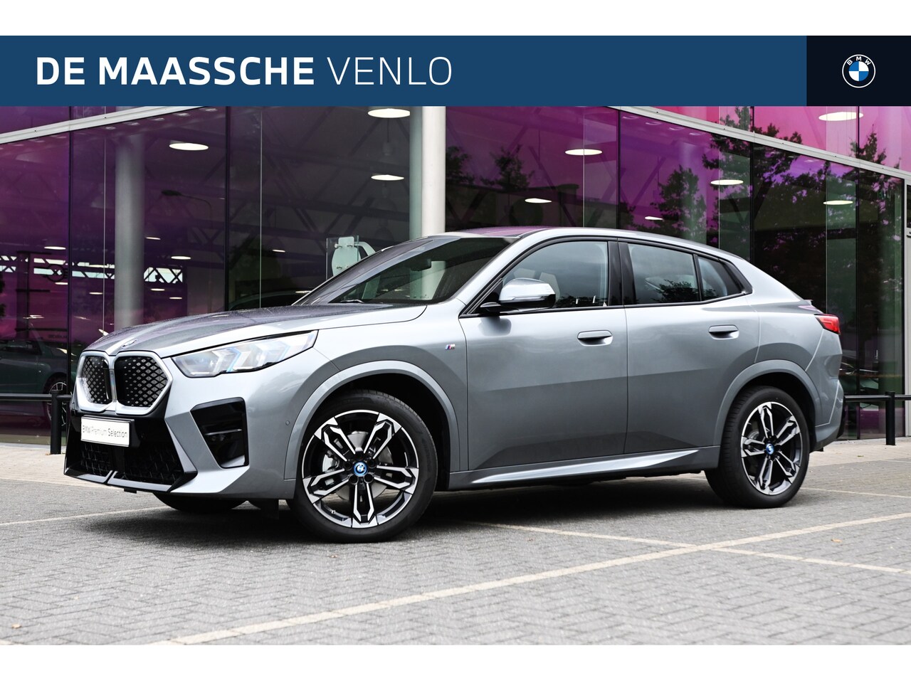 BMW iX2 - eDrive20 M Sport / Sportstoelen / M Adaptief onderstel / Parking Assistant / Adaptieve LED - AutoWereld.nl
