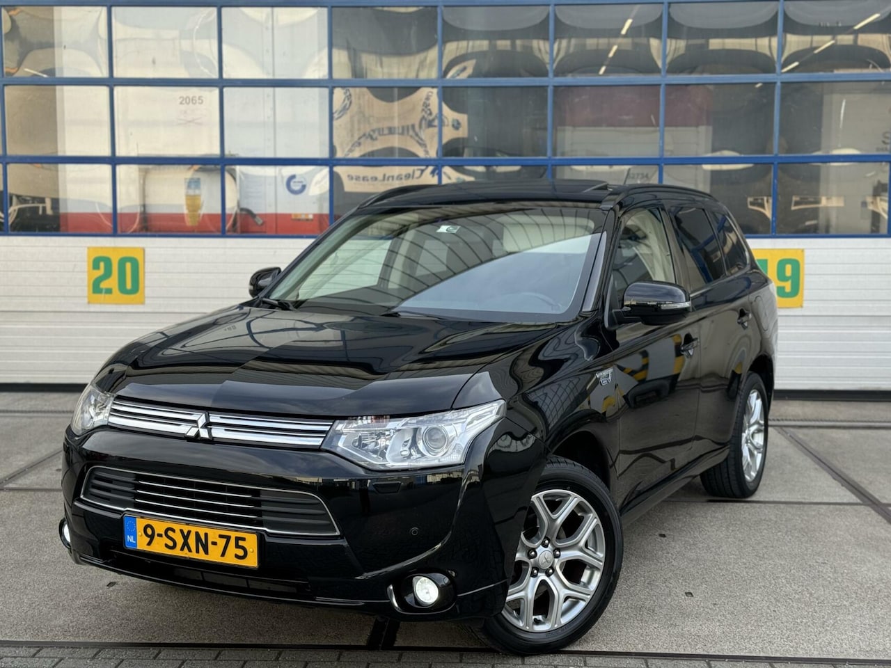 Mitsubishi Outlander - 2.0 PHEV Full Option / 1e Eig. - AutoWereld.nl