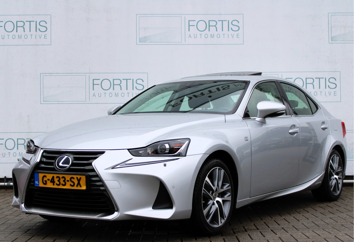 Lexus IS - 300h Hybrid Edition 30 NL AUTO | PANO | LEDER | CAMERA | STOELVERW | - AutoWereld.nl
