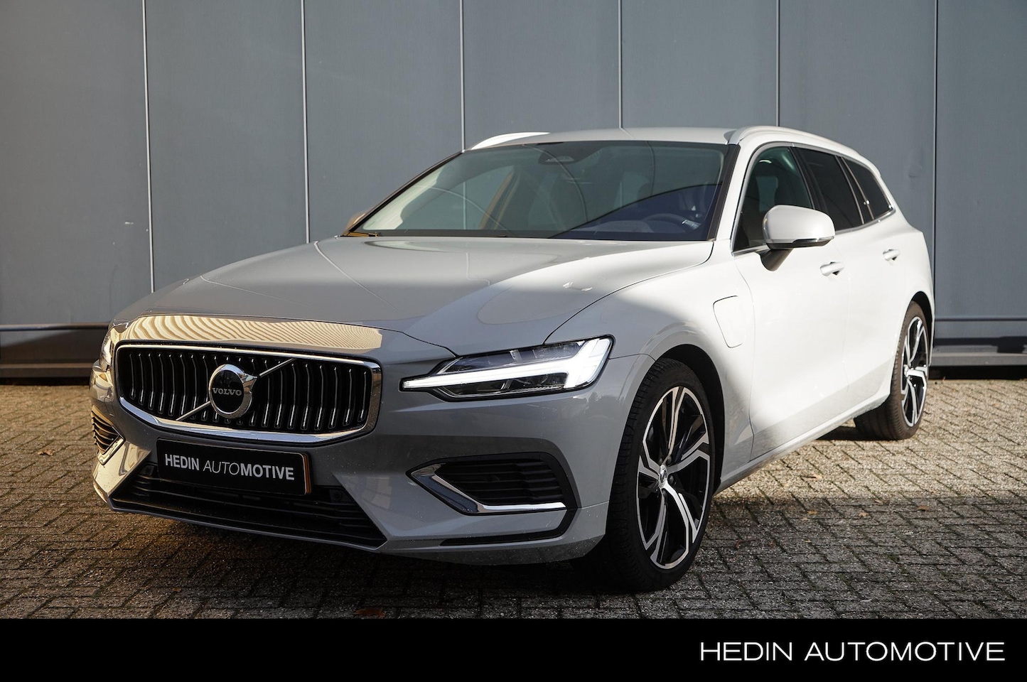 Volvo V60 - 2.0 T6 Plug-in hybrid AWD Essential Edition | Park Assist | Pilot Assist | Climate | 19 in - AutoWereld.nl