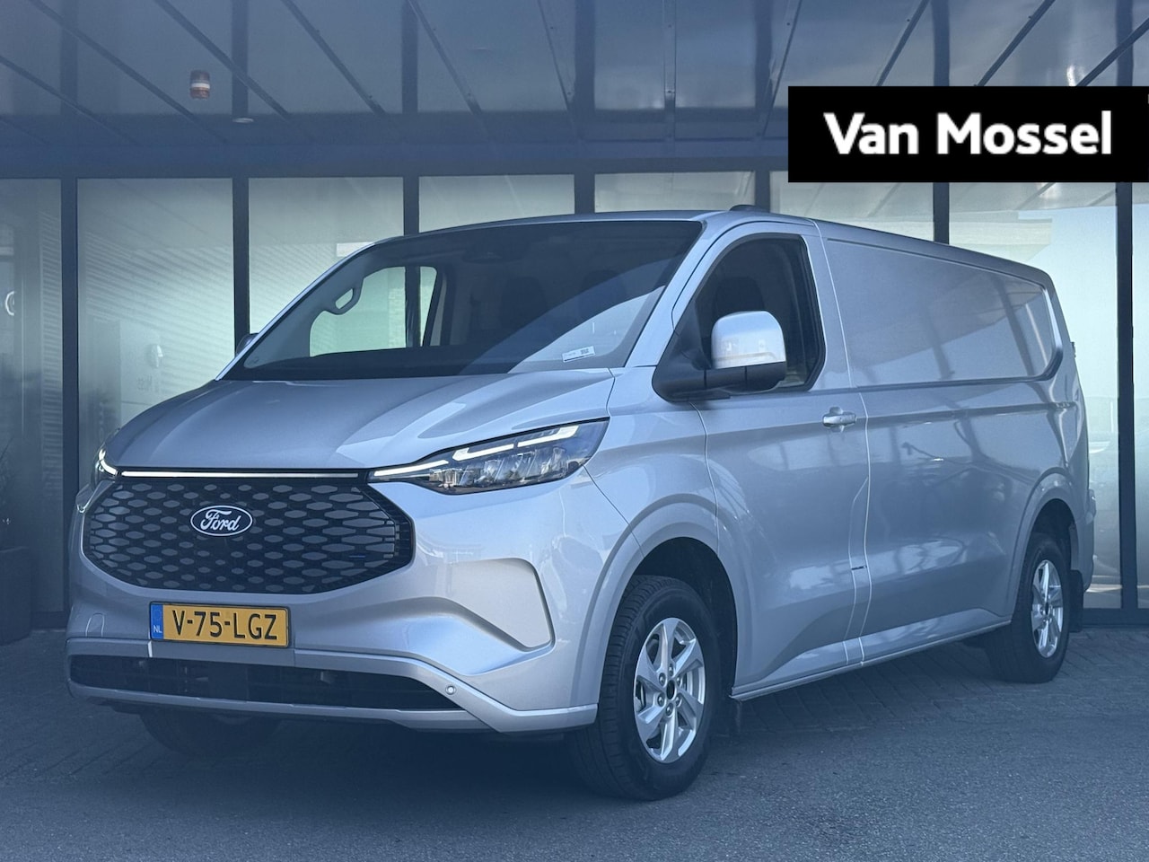 Ford E-Transit Cust. - 340 L2H1 Limited 65 kWh | Voorraad Van Mossel | Winterpakket | Achteruitrij Camera | Trekh - AutoWereld.nl