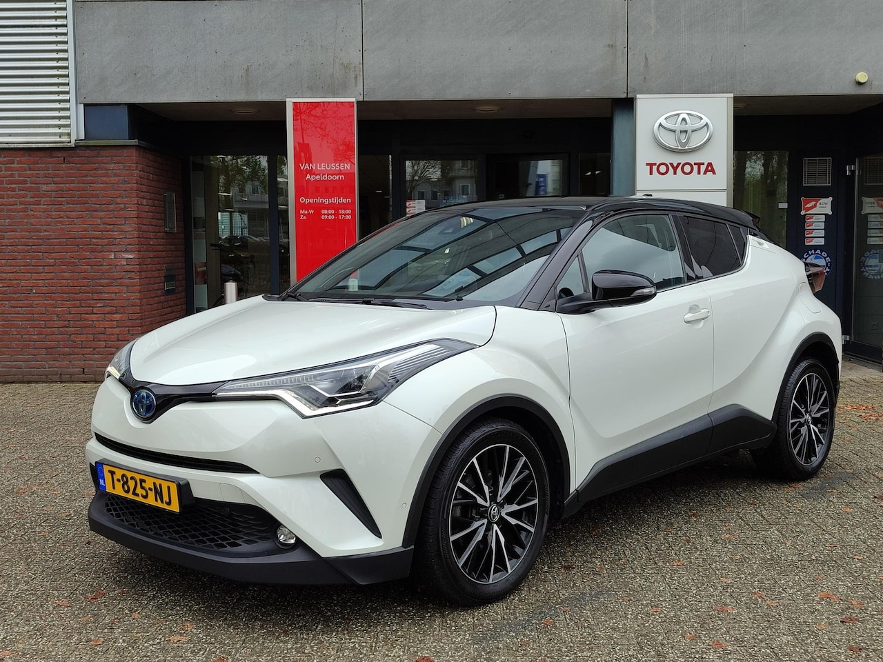 Toyota C-HR - 1.8 Hybrid EXECUTIVE BI-TONE BLIND SPOT JBL-AUDIO PARK-SENSOREN KEYLESS NAVI CAMERA BLUETO - AutoWereld.nl