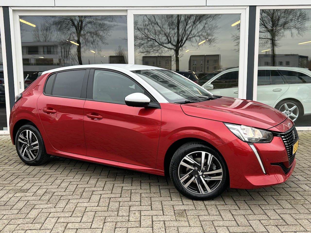 Peugeot 208 - 1.2 PureTech Blue Lease Allure 50% deal 5.375,- ACTIE LMV / Carplay / Cruise / Telefoon / - AutoWereld.nl