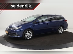 Toyota Auris - 1.8 Hybrid | Panoramadak | Trekhaak | Camera | Navigatie | Climate control | Cruise contro