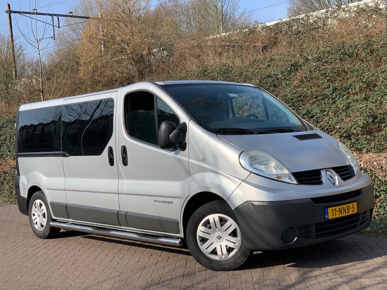 Renault Trafic Passenger - 2.0 dCi T29 L2H1 Authentique 9 PERS| Passenger|LUXE UITV| MAG ALLE MILEUZONES IN!| - AutoWereld.nl