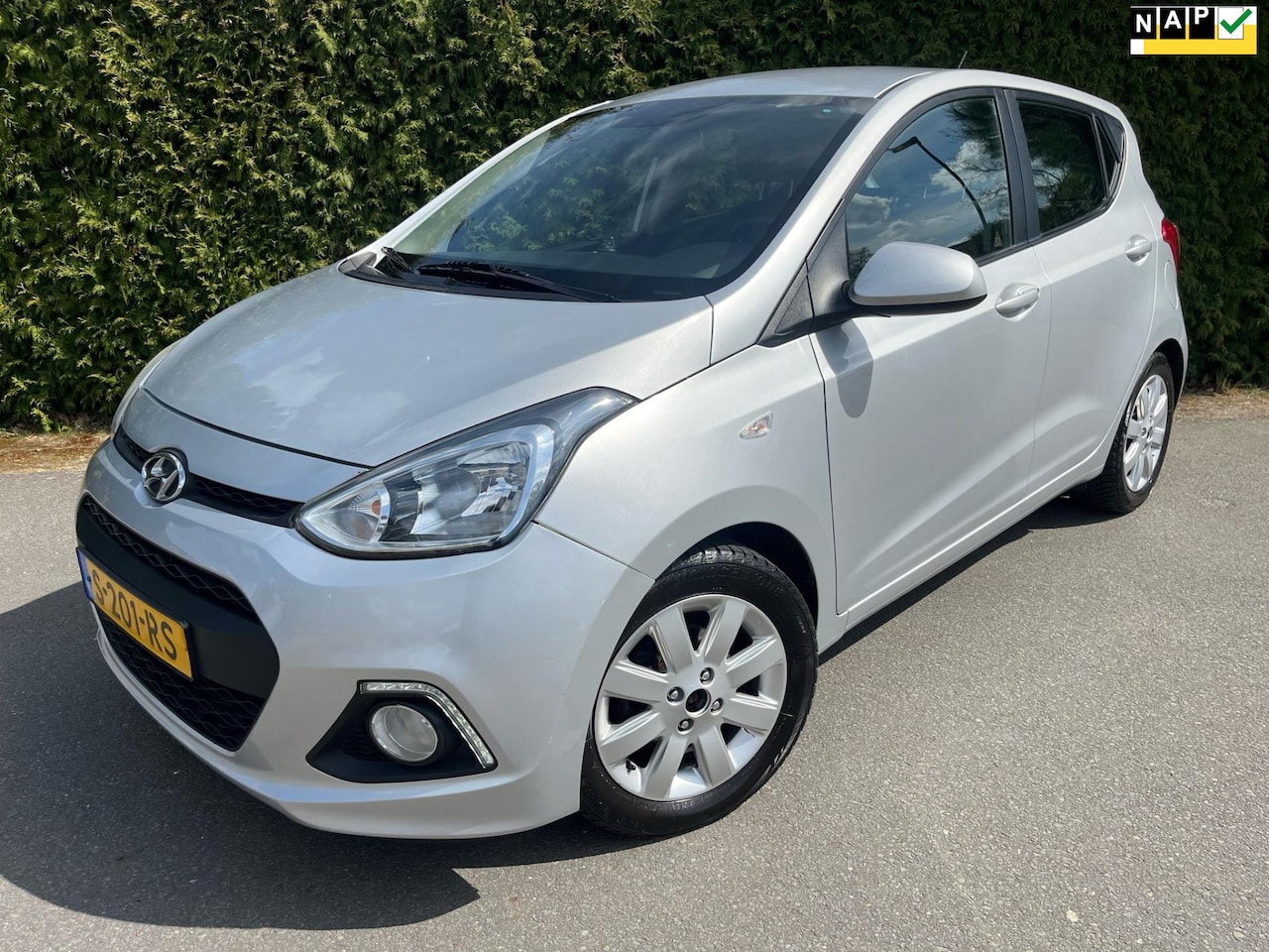 Hyundai i10 - 1.2 i-Drive Airco Stoelverw. Elek. LM - AutoWereld.nl