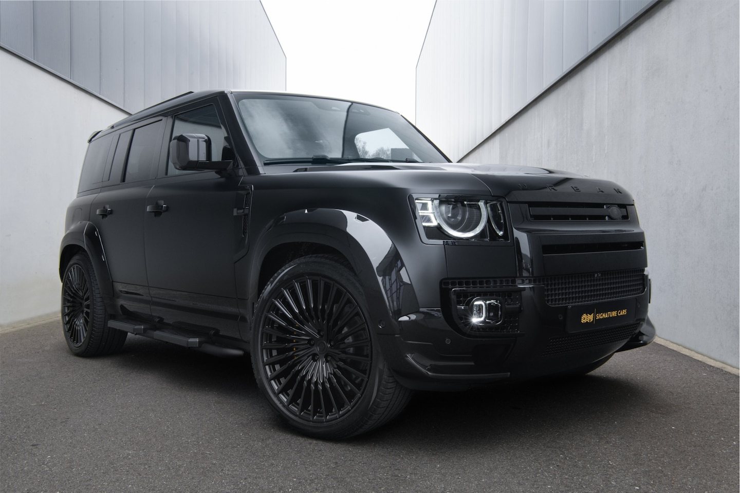 Land Rover Defender 110 - Urban 2.0 P300e 110 HSE X-Dynamic Jumpseat - AutoWereld.nl