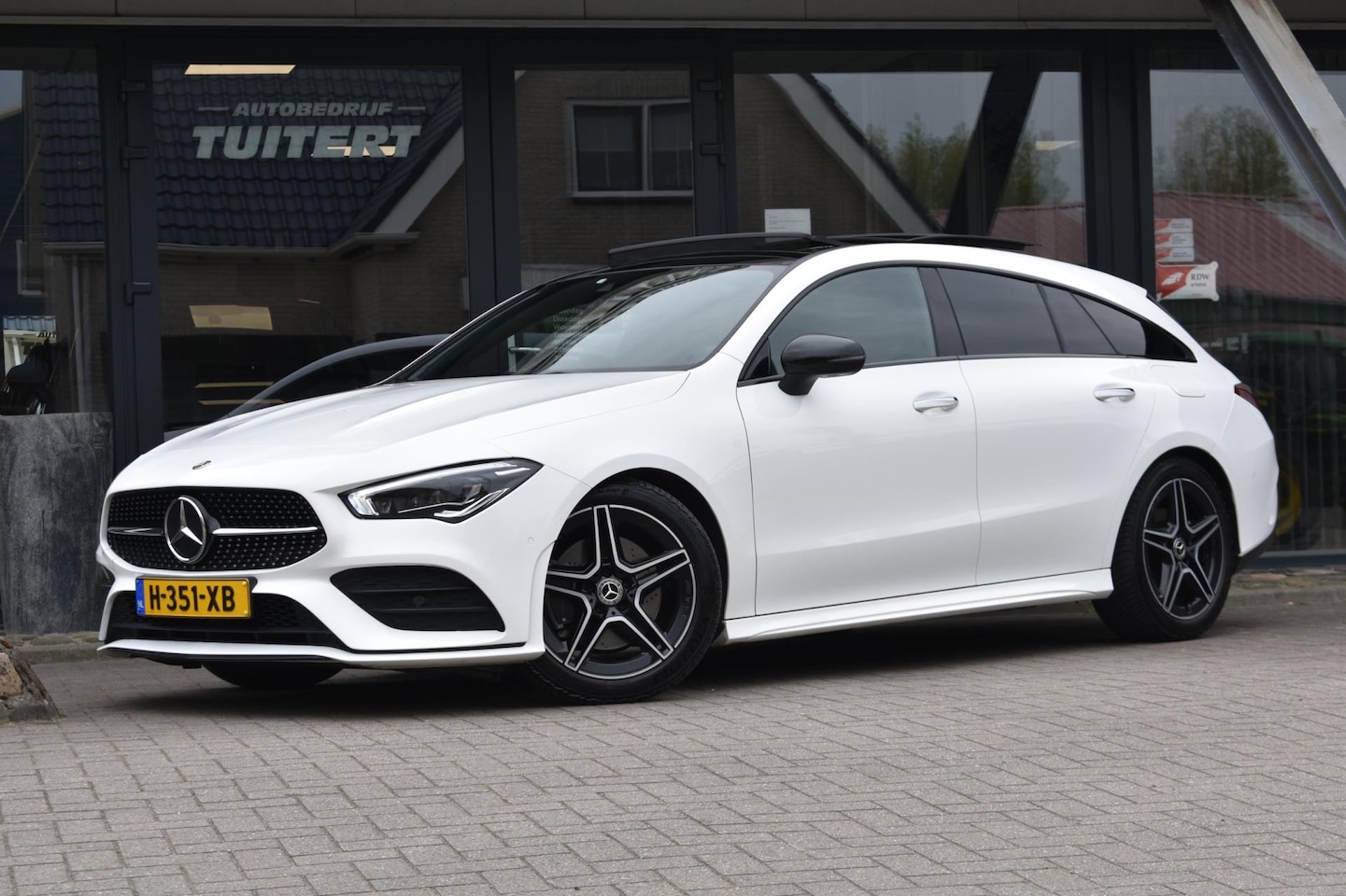 Mercedes-Benz CLA-klasse Shooting Brake - 200 AMG NIGHT | SFEERVERLICHTING | PANORAMADAK | MEMORY SEATS | PREMIUM SOUND | CAMERA - AutoWereld.nl