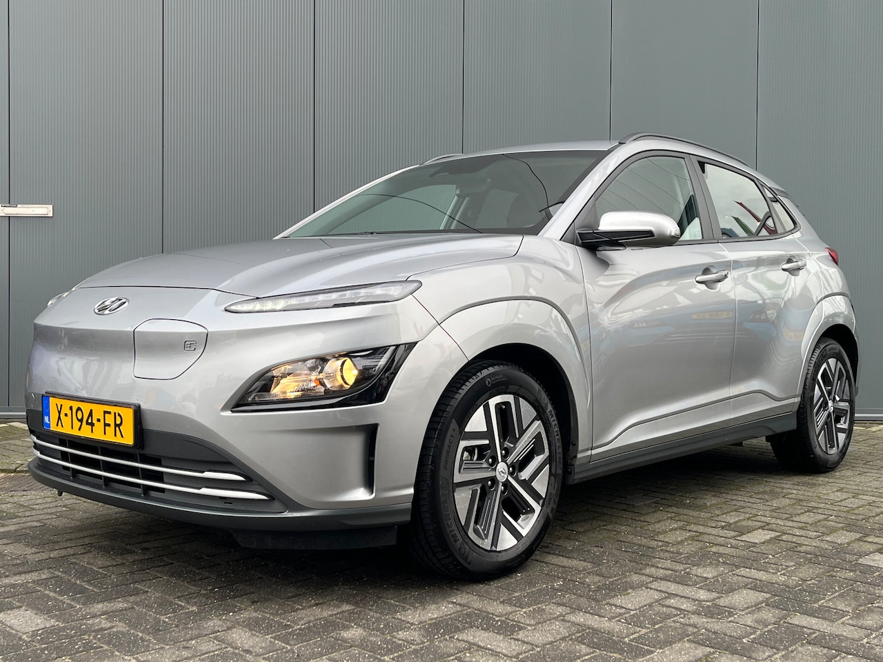 Hyundai Kona Electric - 64 kWh 204pk Pure | LED | Camera | Climate | Carplay | Keyless | Navigatie | 17" Lichtmeta - AutoWereld.nl