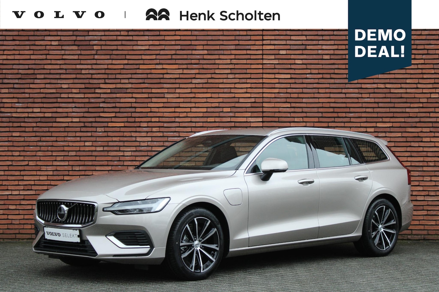 Volvo V60 - T6 Automaat Plug-in hybrid AWD Essential Edition | 18″ 5-Dubbel Spaaks Black Diamond Cut | - AutoWereld.nl