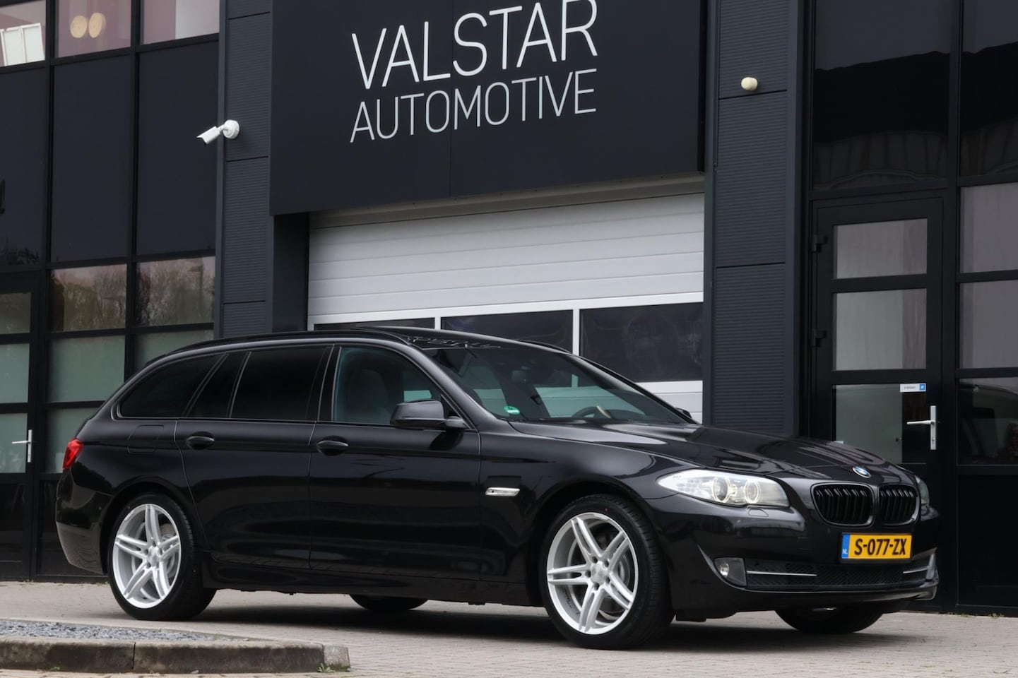 BMW 5-serie Touring - 530i High Executive | Panoramadak | Comfort stoelen | HUD - AutoWereld.nl