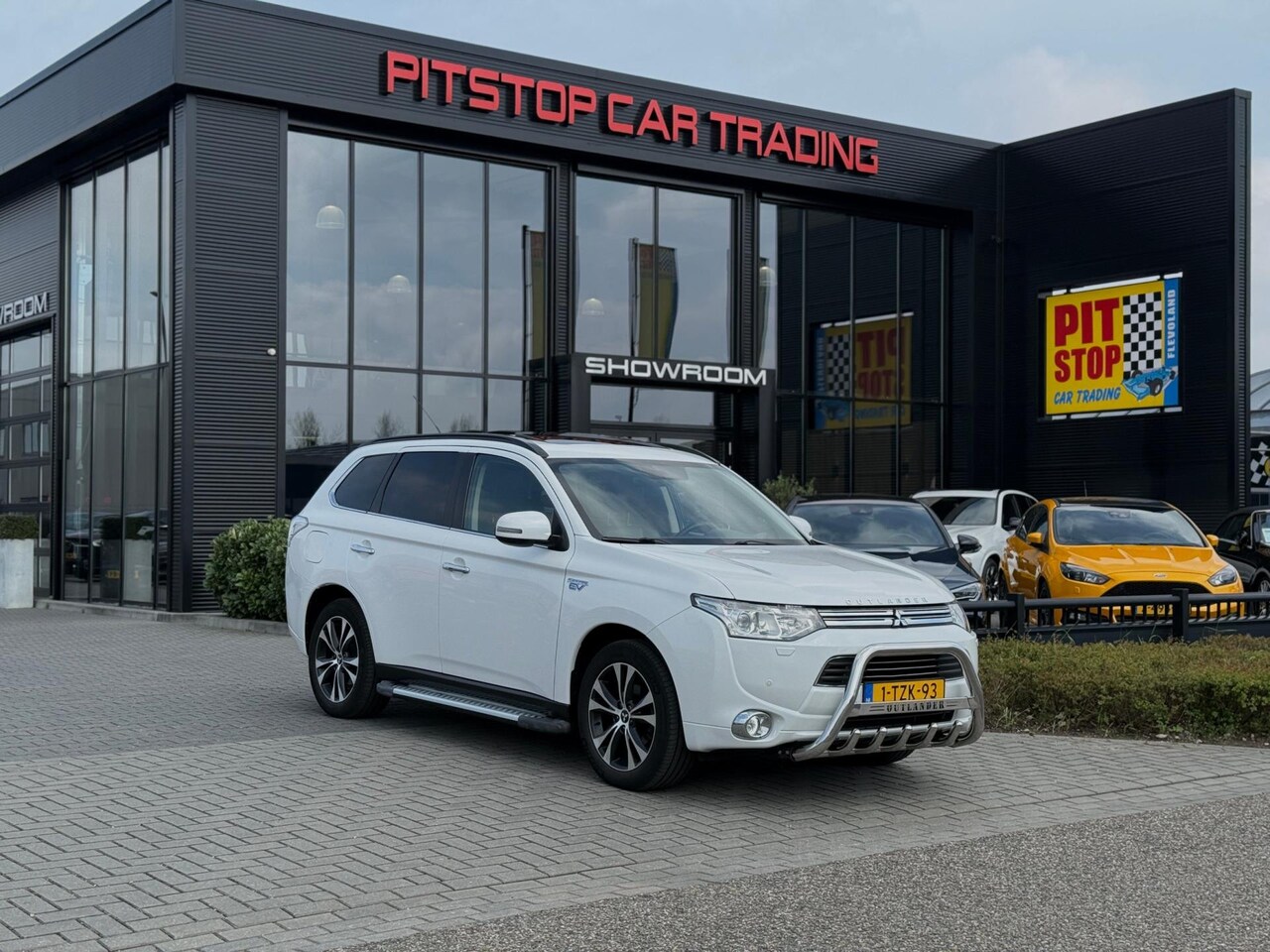 Mitsubishi Outlander - 2.0 PHEV instyle 2.0 PHEV Instyle+, Schuifdak, Xenon, Export - AutoWereld.nl