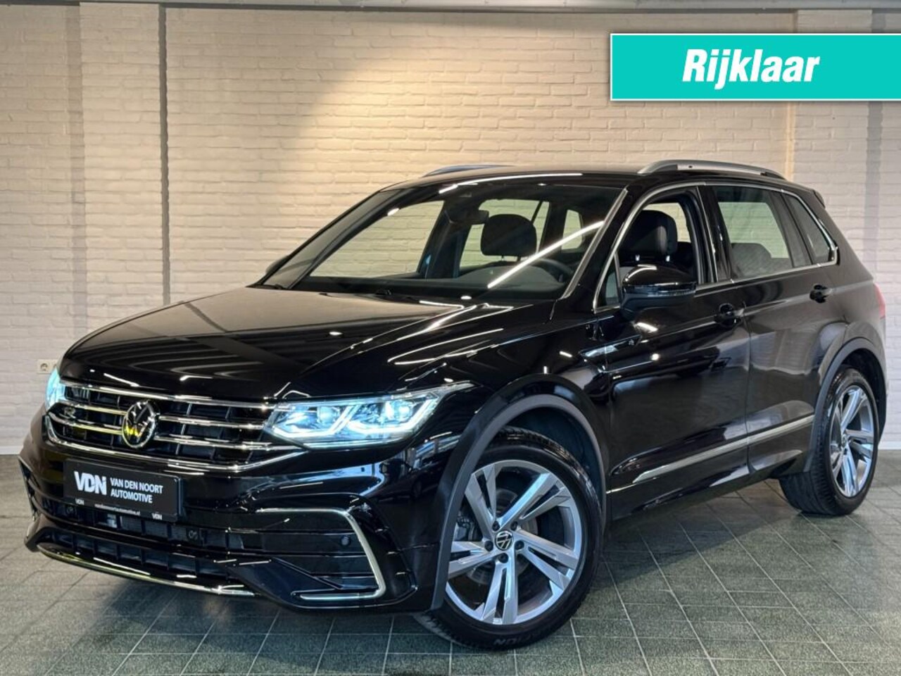 Volkswagen Tiguan - 1.5 TSI R-Line Business+ Camera StoelenStuurverwarming IQ LED 19' - AutoWereld.nl