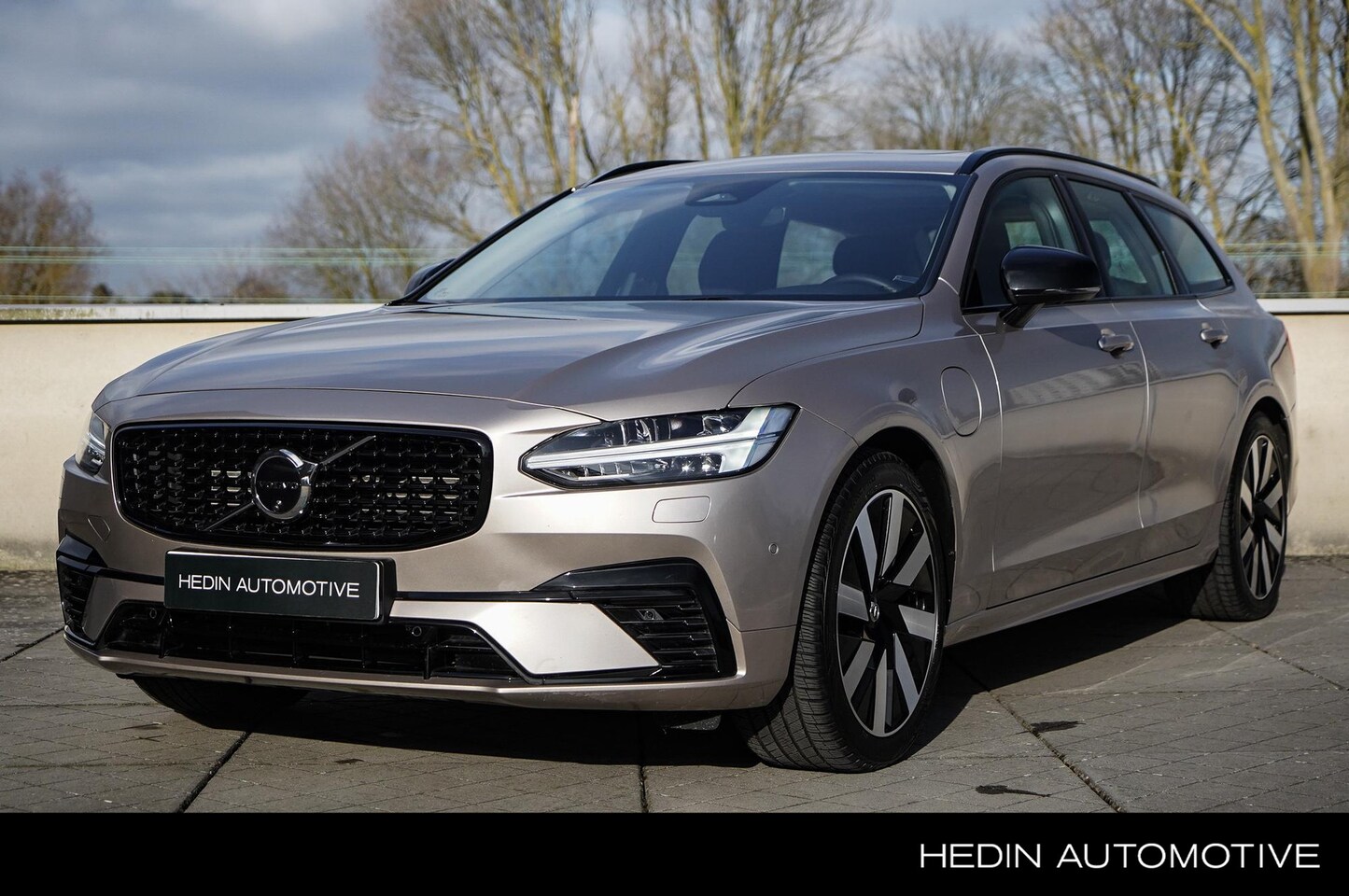 Volvo V90 - 2.0 T6 Plug-in hybrid AWD Ultra Dark Gelamineerd Glas | Trekhaak | Head-Up Display | 360 c - AutoWereld.nl