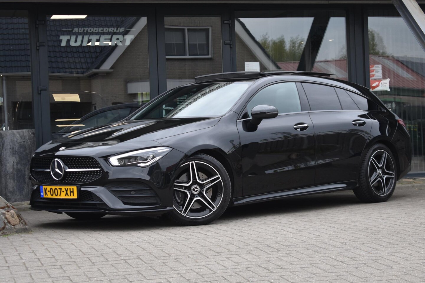 Mercedes-Benz CLA-klasse Shooting Brake - 200 AMG NIGHT | SFEERVERLICHTING | PANORAMADAK | MEMORY SEATS | PREMIUM SOUND | CAMERA - AutoWereld.nl