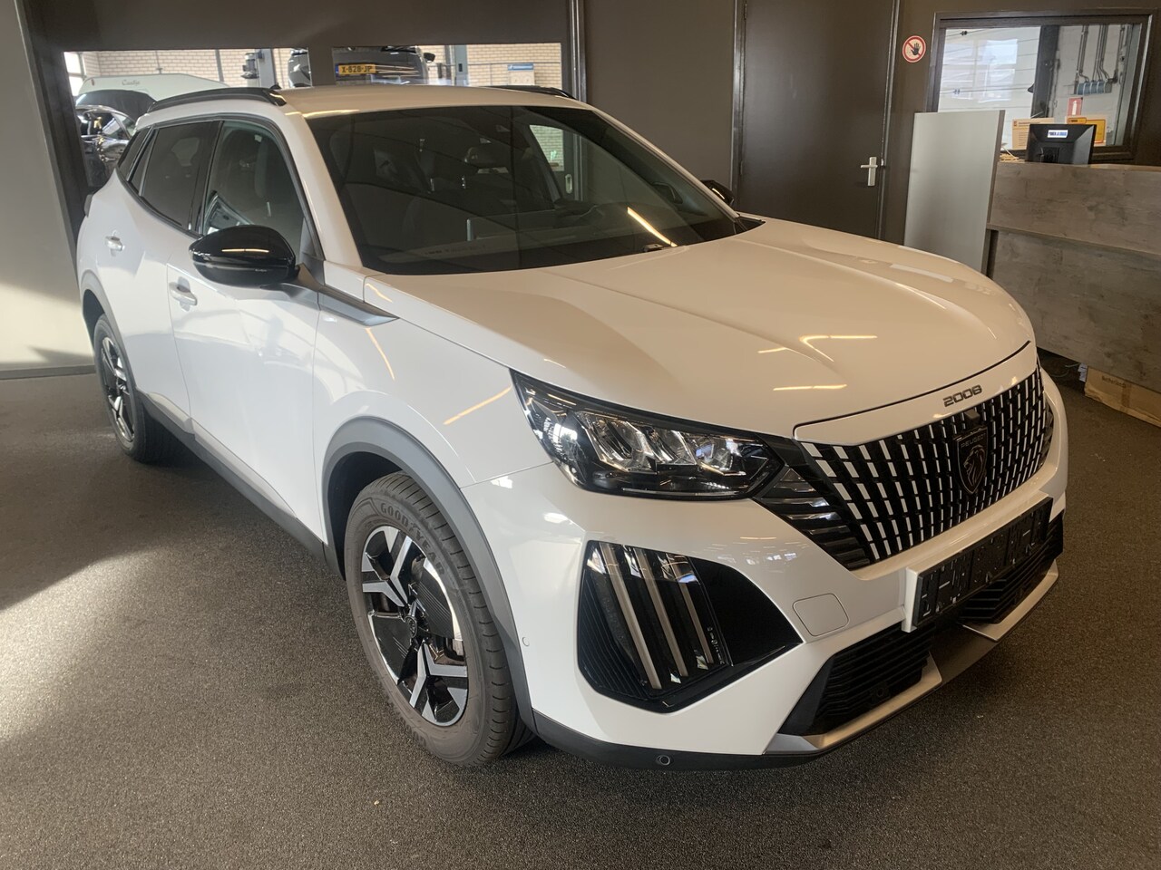 Peugeot 2008 - 1.2 PureTech 100 Allure Camera voor + achter - Climate Control - Verwarmde stoelen voor - AutoWereld.nl