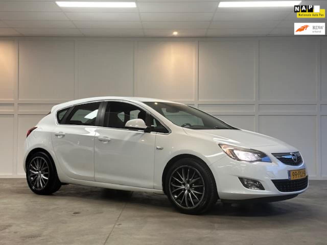 Opel Astra - 1.4 Turbo Sport / Airco / Cruise / Navigatie / 2011 - AutoWereld.nl