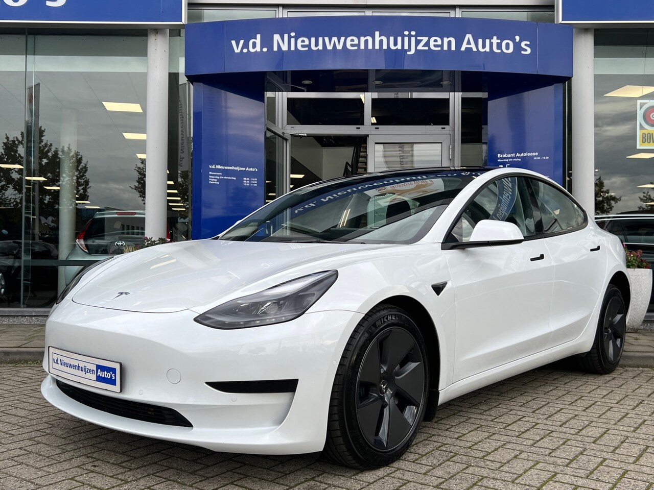 Tesla Model 3 - Standard RWD Plus |Camera| Keyles| € 2000,- Inruilpremie ! |   Info Jeroen: 0492-588 980 - AutoWereld.nl