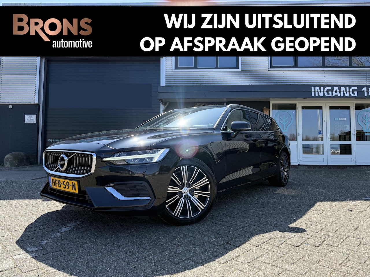 Volvo V60 - 2.0 T8 Twin Engine AWD Inscription Massage l Pano l 400PK - AutoWereld.nl