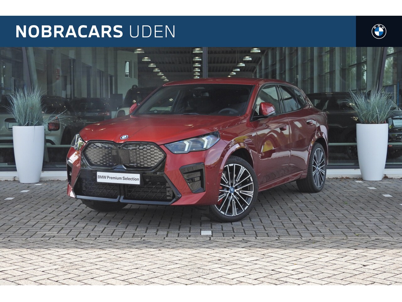 BMW iX2 - eDrive20 M Sport / Sportstoelen / Adaptieve LED / Adaptief M Onderstel / Parking Assistant - AutoWereld.nl