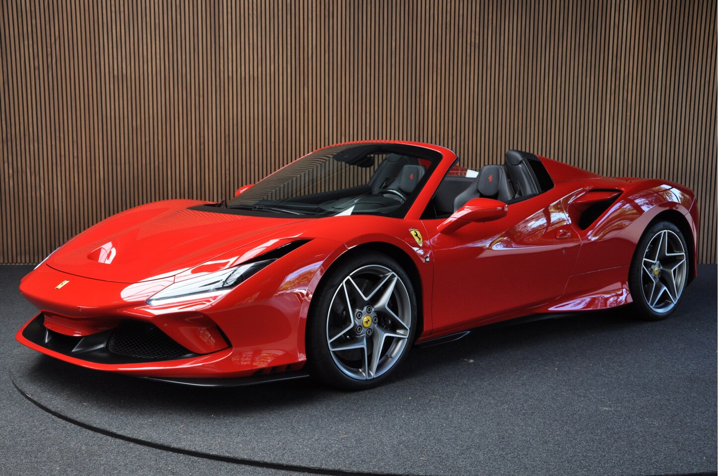 Ferrari F8 Spider - 3.9 V8 HELE Daytona Seats Passengerdisplay CarPlay Rosso Corsa - AutoWereld.nl