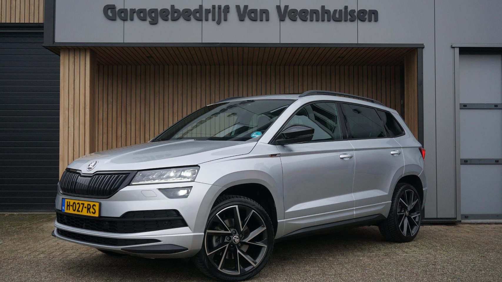 Skoda Karoq - 1.5 TSI 150pk DSG Sportline Business Pano.Dak Trekhaak Canton *Black Pack* Virtual Cockpit - AutoWereld.nl