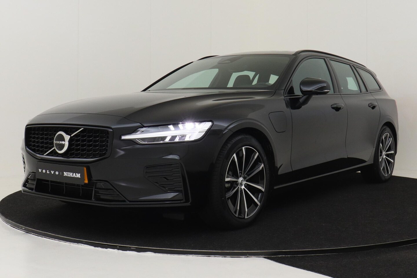 Volvo V60 - T6 RECHARGE AWD PLUS DARK -PANO.DAK|HK-AUDIO|360°CAM|BLIS|TREKHAAK - AutoWereld.nl