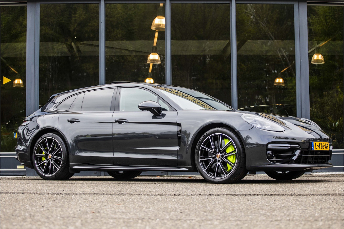 Porsche Panamera Sport Turismo - 4.0 Turbo S E-Hybrid sport chrono / alcantara hemel / dealer onderhouden - AutoWereld.nl