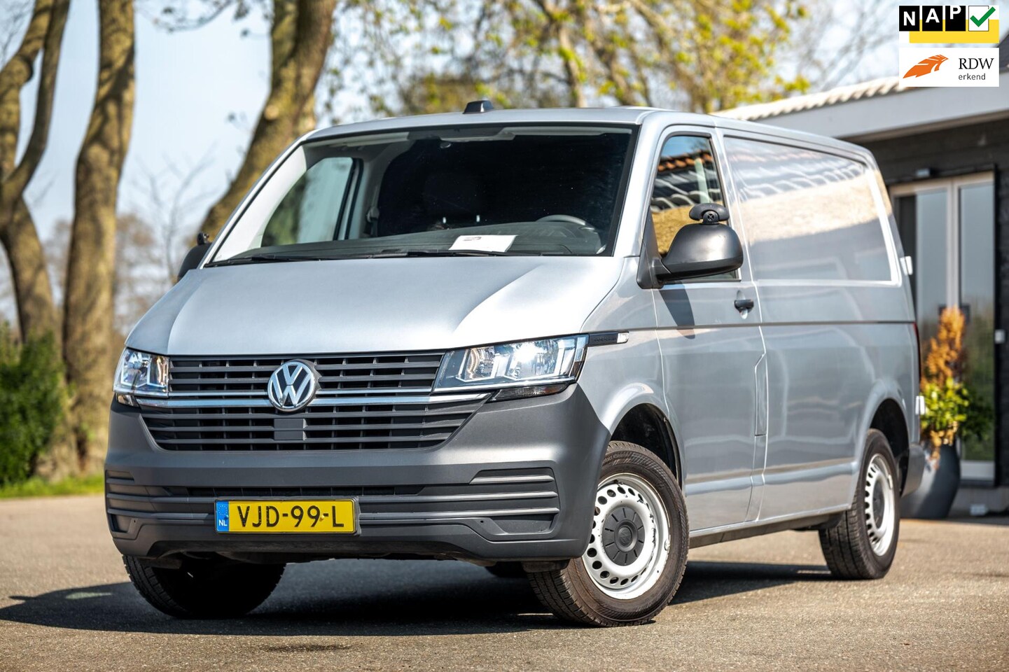 Volkswagen Transporter - 2.0 TDI L1H1 26 Economy Business 2.0 TDI L1H1 26 Economy Business (Airco / Cruise / Apple Carplay Android Auto / PDC) - AutoWereld.nl