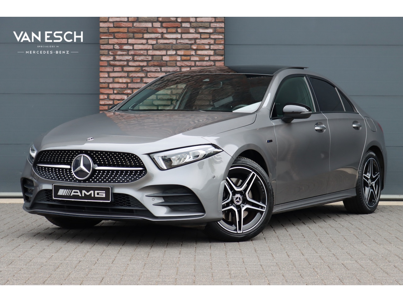 Mercedes-Benz A-klasse - 250 e AMG Line Aut8 | Panoramadak | Memory | Trekhaak | Burmester | Keyless Go | Leder | K - AutoWereld.nl