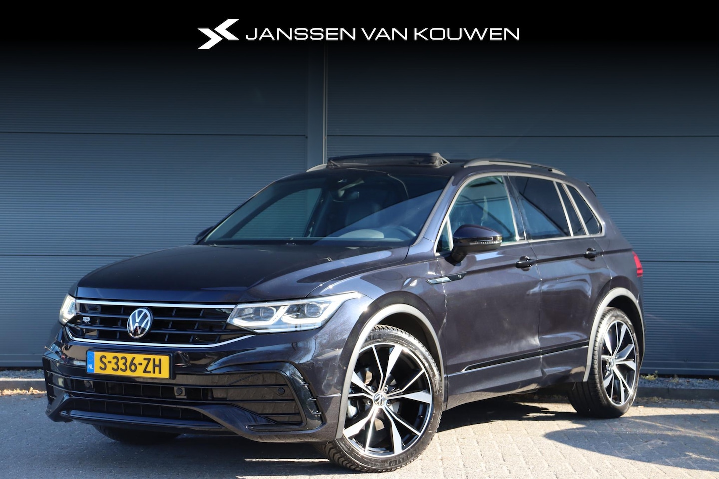Volkswagen Tiguan - 1.5 TSI R-Line / Panoramadak / 20" Velgen / Stoelverwarming - AutoWereld.nl