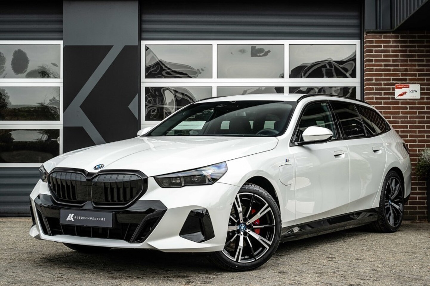 BMW 5-serie Touring - 530e xDrive M Sport Pro | Shadow | Head-Up | H/K | Driving Ass. Plus | Trekhaak | 20' Inch - AutoWereld.nl