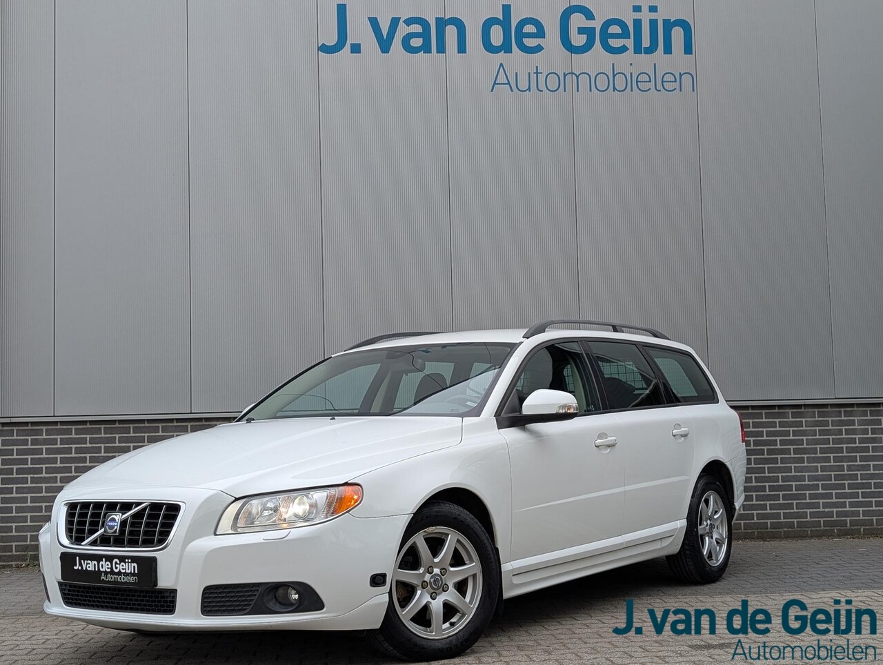 Volvo V70 - 2.0 | Zweedse auto | Xenon | Trekhaak | APK & OH Nieuw - AutoWereld.nl