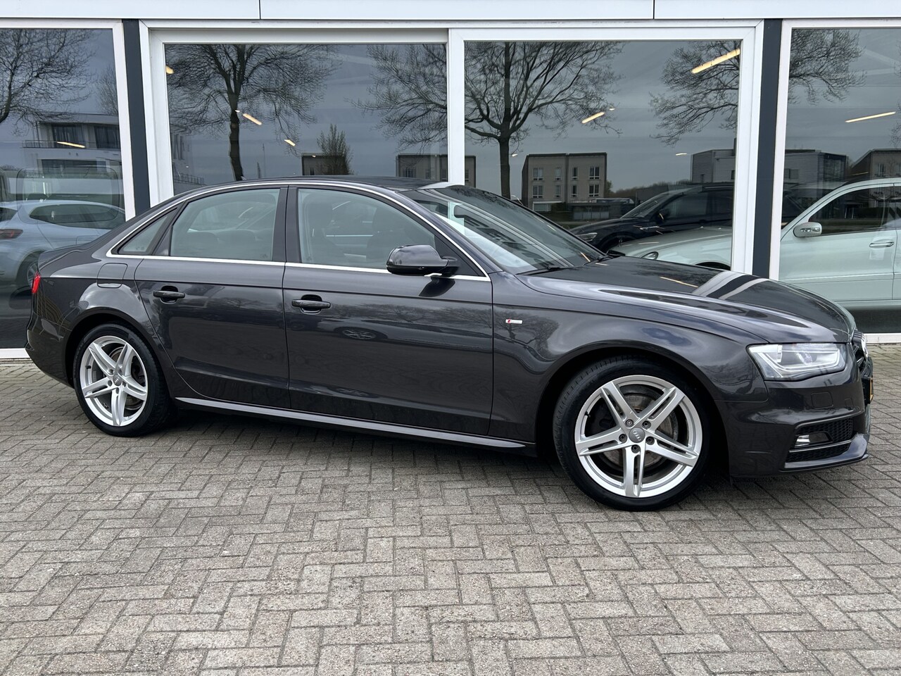 Audi A4 Limousine - 1.8 TFSIe Limited S-Line 50% deal 6.975,- ACTIE LED / Sportstoelen / Clima / Navi / Telefo - AutoWereld.nl