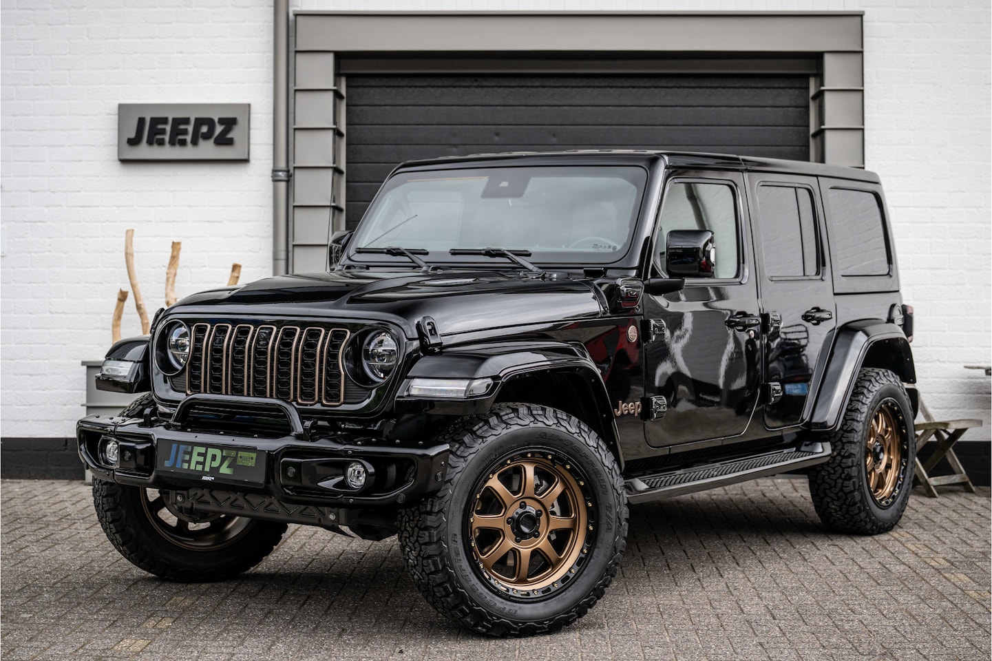 Jeep Wrangler - 4xe Sahara - 20" KMC Lm velgenset - AutoWereld.nl