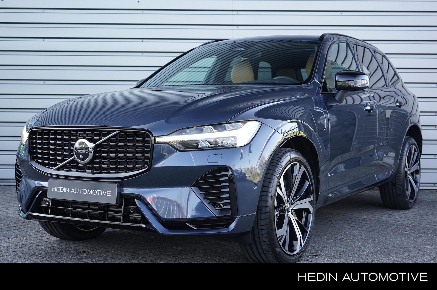 Volvo XC60 - 2.0 T6 Plug-in hybrid AWD Ultra Dark Luchtvering | Massagefunctie voorstoelen | Volvo Guar - AutoWereld.nl