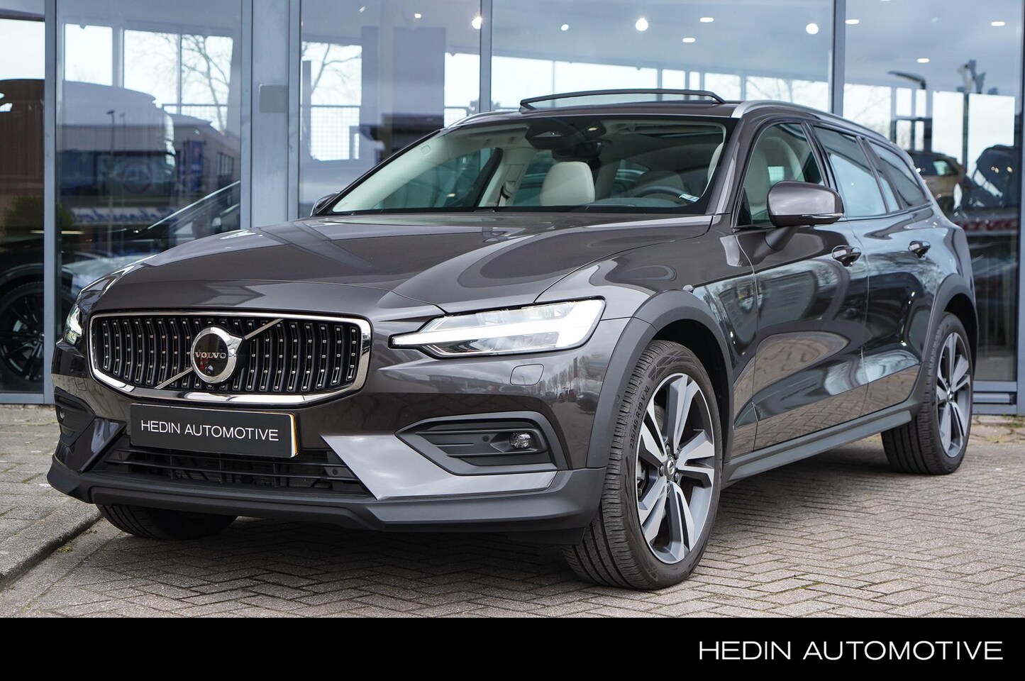 Volvo V60 Cross Country - 2.0 B5 AWD Ultimate | Panoramadak | Parkeerverwarming | 19" Lichtmetalen velgen - AutoWereld.nl