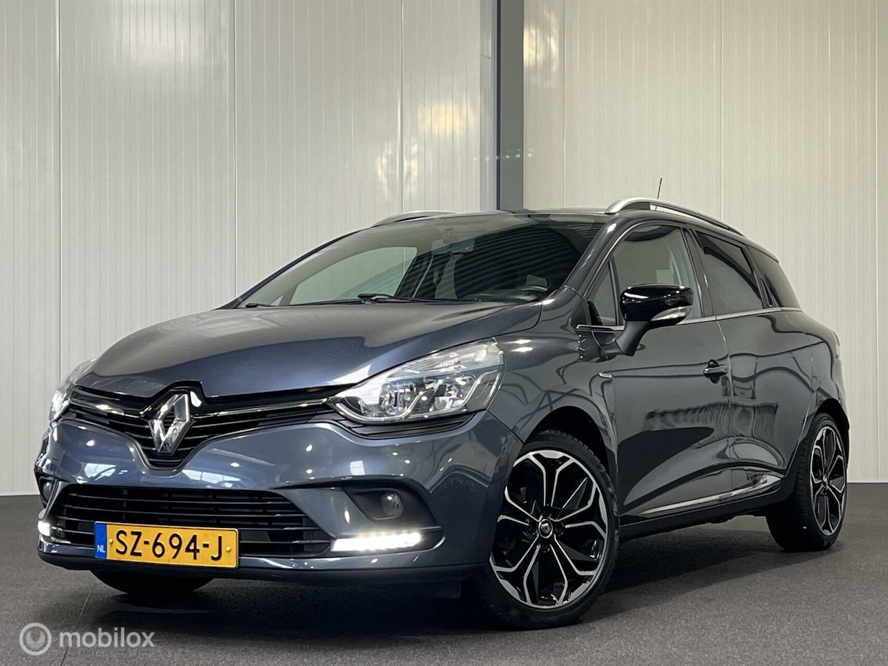 Renault Clio Estate - 0.9 TCe Limited [ NAP trekhaak LM ] - AutoWereld.nl